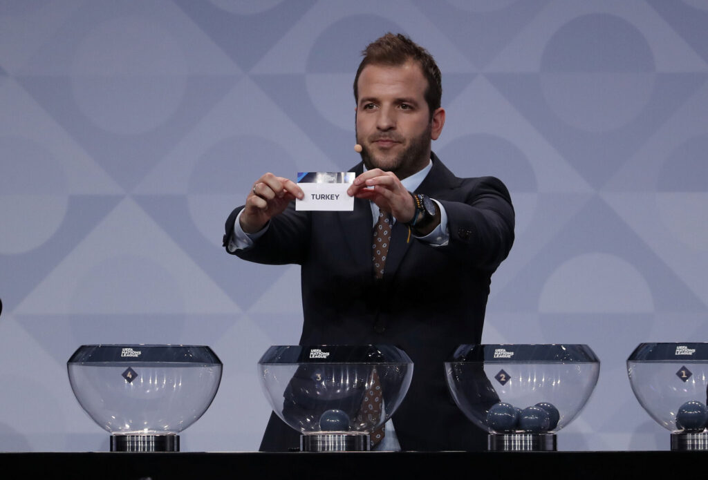 Rafael van der Vaart til en Conference League-lodtrækning.