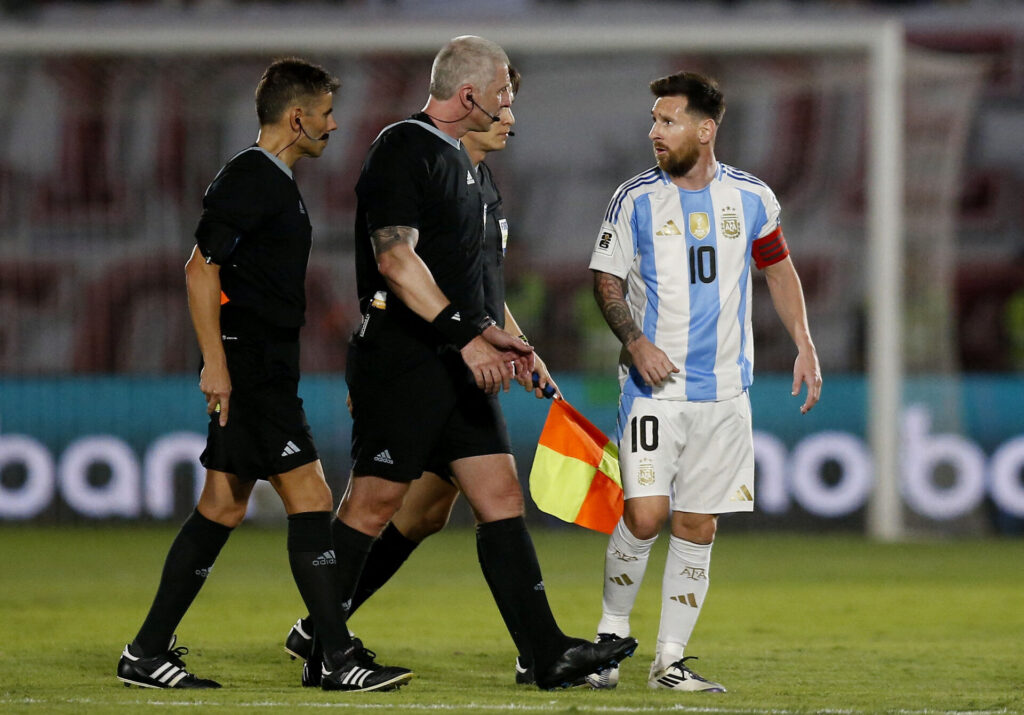 Lionel Messi diskuterer med kampens dommer.