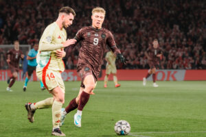 Rasmus Højlund presser Aymeric Laporte, som skal lige til at aflevere bolden.