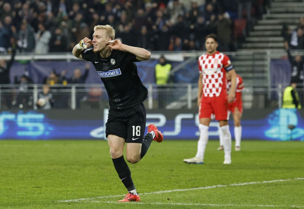 Danske Mika Biereth jubler efter sin scoring for Sturm Graz mod Girona i Champions League.