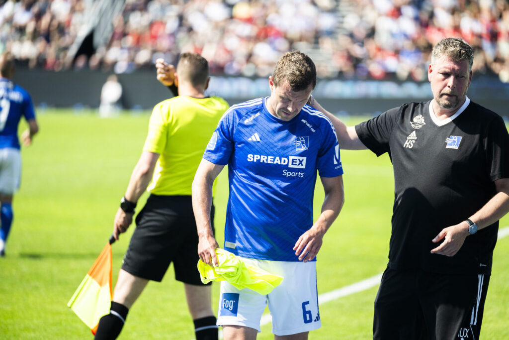 Andreas Bjelland forlader banen for Lyngby