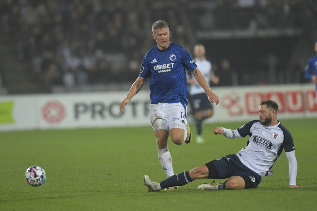 FCK's Andreas Cornelius i duel med AGF's Henrik Dalsgaard.