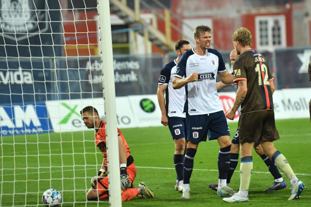 Frederik Tingager fejrer et selvmål til fordel for AGF i kampen mod Lyngby.