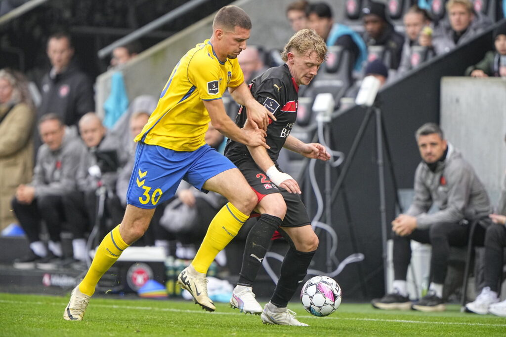 Oliver Sørensen og Jordi Vanlerberghe i kamp om bolden.