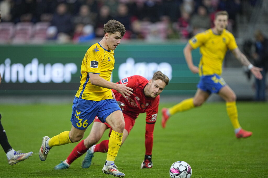 Mathias Kvistgaarden scorer mod FC Midtjylland.