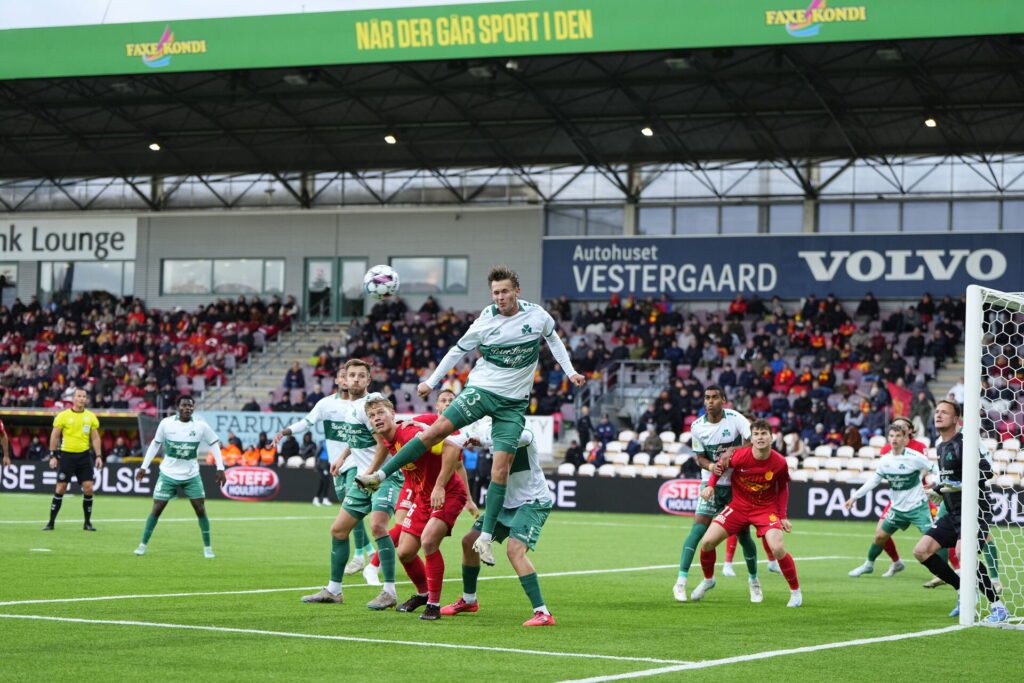 Et hjørnespark under kampen mellem FC Nordsjælland og Viborg FF.