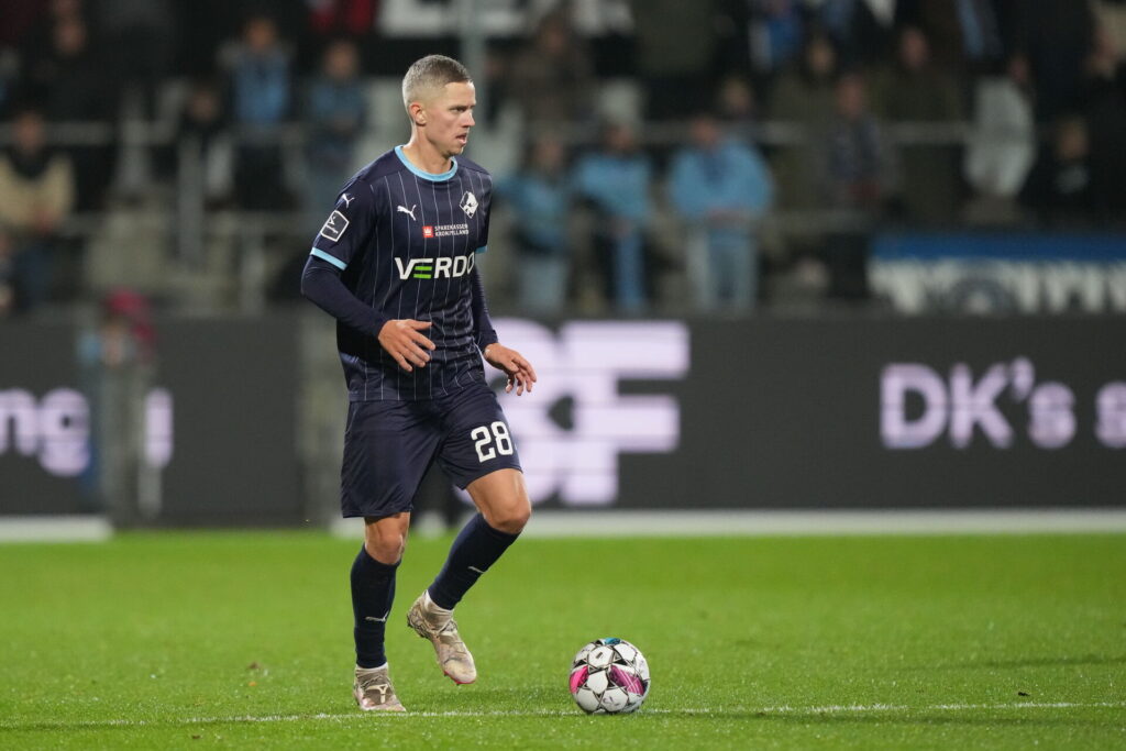 André Rømer med bolden under 3F Superliga-kampen mellem Randers FC og Sønderjyske.