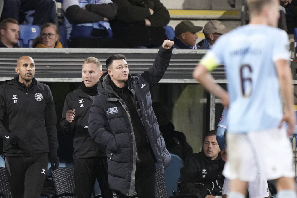 Thomas Nørgaard giver instrukser til sine spillere under kampen mellem Sønderjyske og Randers FC.