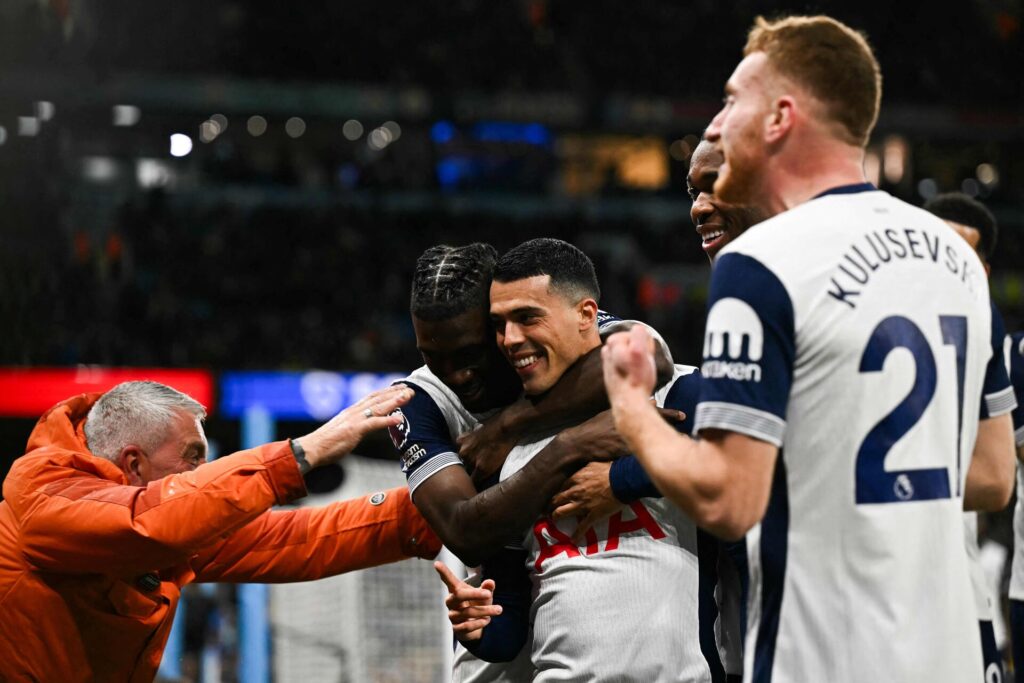 Tottenham-spillerne jubler efter mål mod Manchester City