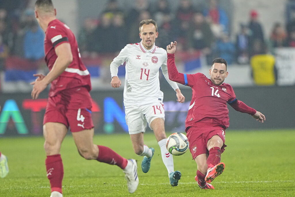 Mikkel Damsgaard i aktion for Danmark i Nations League-kampen mod Serbien på udebane.