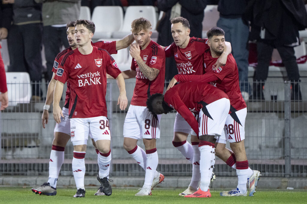 Vejles spillere jubler, efter Tobias Lauritsen har scoret til 1-0 under superligakampen mellem Vejle Boldklub og Sønderjyske på Vejle Stadion fredag den 8. november 2024