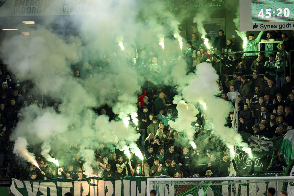 Viborg FF's fans i færd med pyroshow.