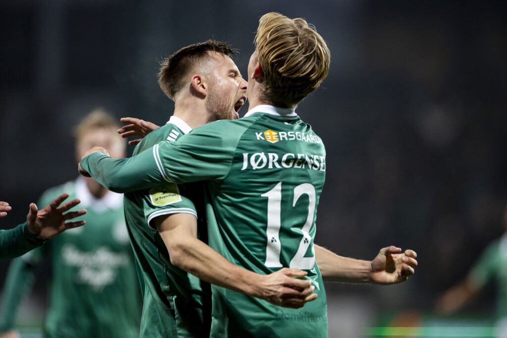 Viborg FF jubler efter scoringen af Viborg FFs Ivan Näsberg (2) til 1-0 under Superligakampen mellem Viborg FF og FC Midtjylland på Energi Viborg Arena i Viborg søndag den 10. november 2024