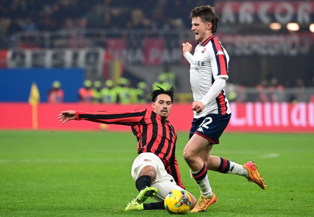 Morten Frendrup i kamp for Genoa på San Siro mod AC Milan.