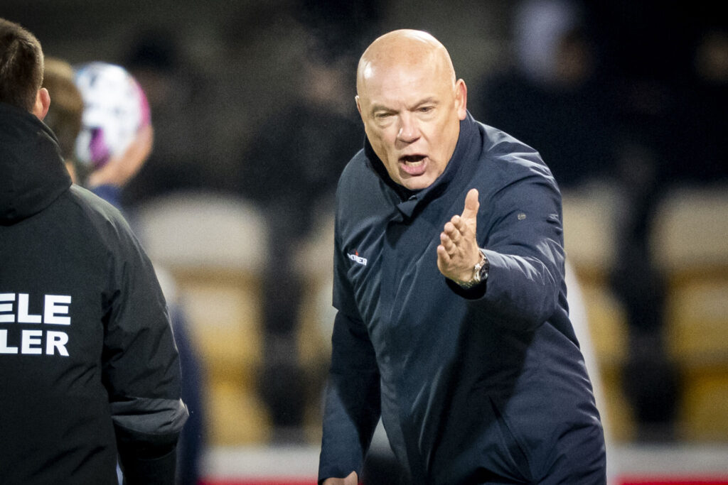 Uwe Rösler er utilfreds på banen.