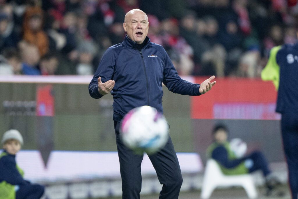 Uwe Rösler på sidelinjen for AGF.