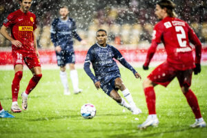 AGF's Gift Links med bolden under kampen mod FC Nordsjælland.