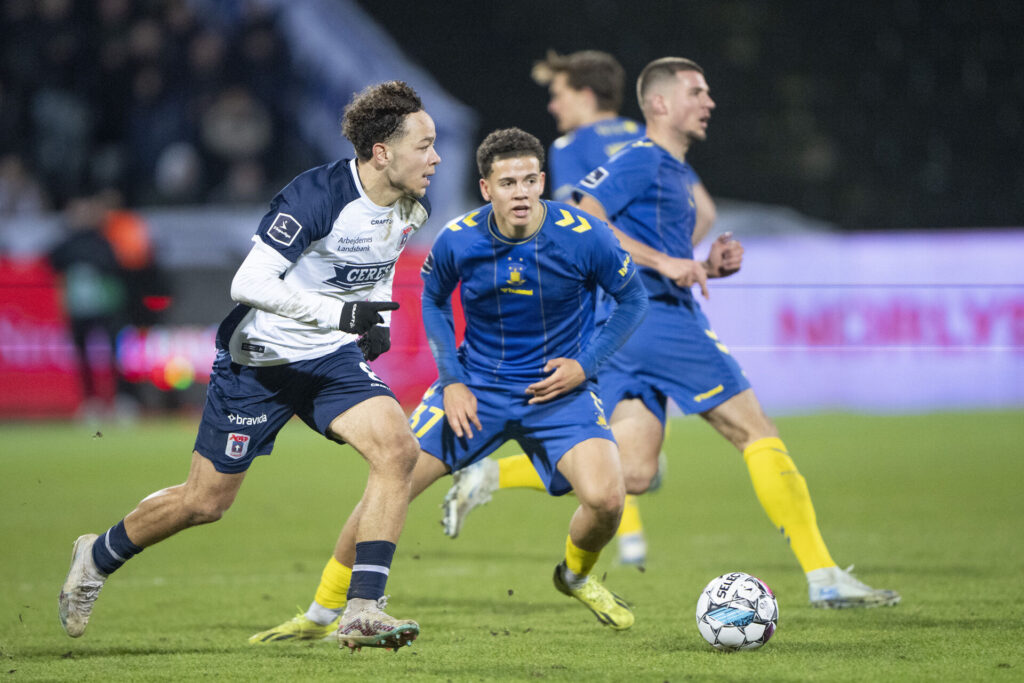 Clement Bischoff og Mikael Anderson i kamp om bolden under en kampe mellem Brøndby og AGF