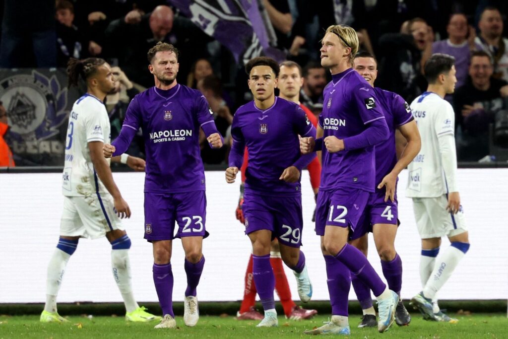 Kasper DOlberg med tungen ude for Anderlecht.