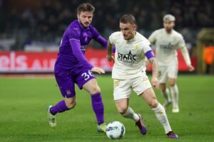 Anders Dreyer kæmper om bolden med en modstander under en Anderlecht-kamp