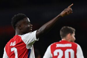 Bukayo Saka fejrer sit mål mod Monaco