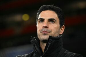 Mikel Arteta spejder ud over Emirates Stadium
