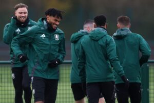 Tyrone Mings varmer op med sine holdkammerater i Aston Villa.