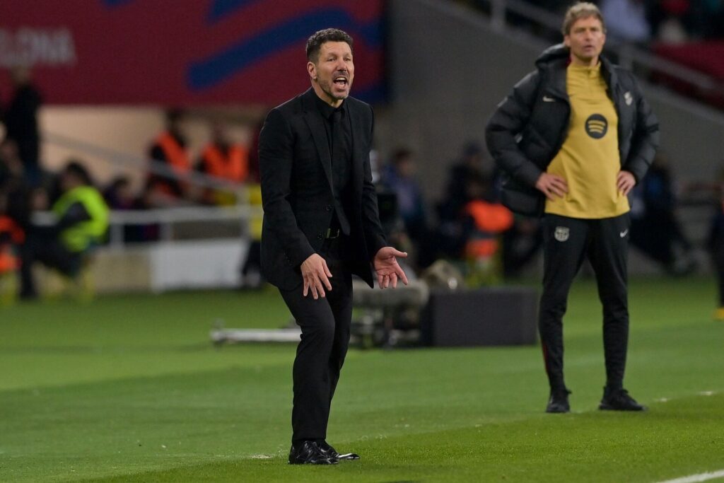 Diego Simeone står på sidelinjen under en Atlico Madrid-kamp