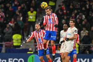 Antoine Griezmann header til bolden i en kamp for Atletico Madrid