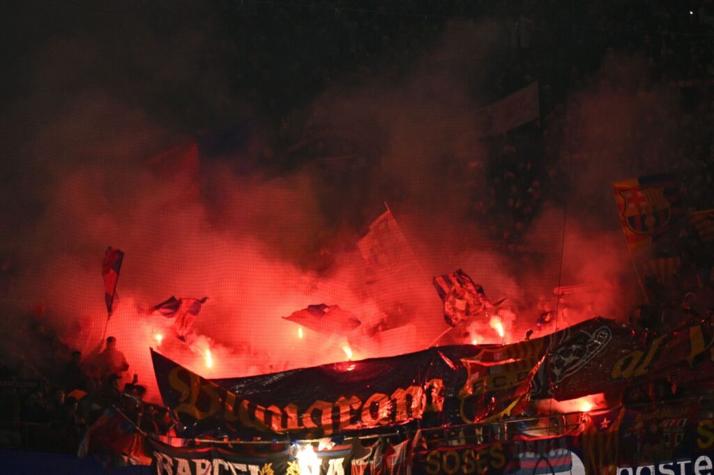 Barcelonas fans bruger pyroteknik under en kamp.