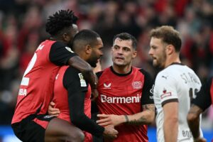 Bayer Leverkusen-spillerne fejrer en scoring.