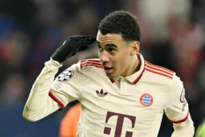 Jamal Musiala peger på sit hovede efter en scoring for Bayern München