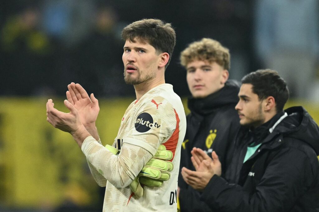 Gregor Kobel klapper efter en kamp for Borussia Dortmund