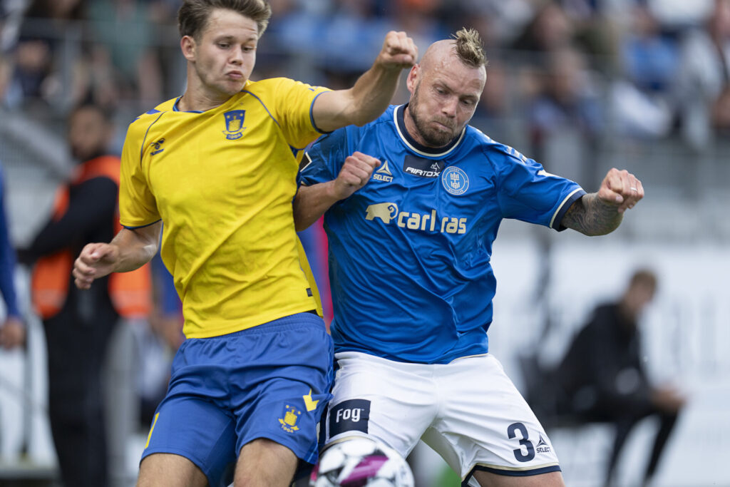 Brian Hamalainen i en hovedstødsduel mod Brøndbys Filip Bundgaard.