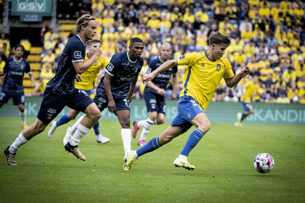 Brøndbys Filip Bundgaard i duel med AGF-spillere.