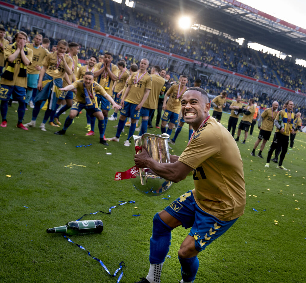 Kevin Mensah med troæet