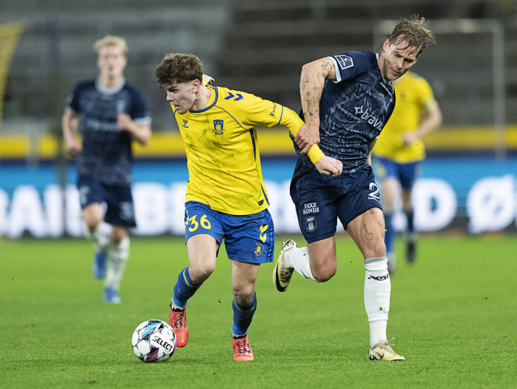 Brøndbys Mathias Kvistgaarden i færd med at drible fra AGF's Frederik Tingager.