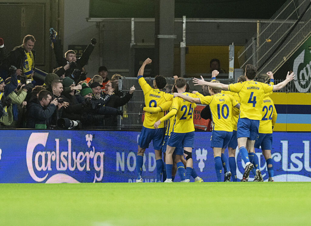 Brøndbys spillere jubler under kampen mod AGF.