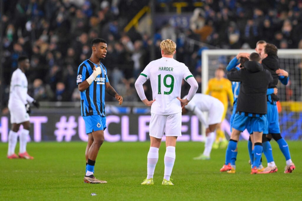 Raphael Onyedika og Conrad Harder taler sammen.