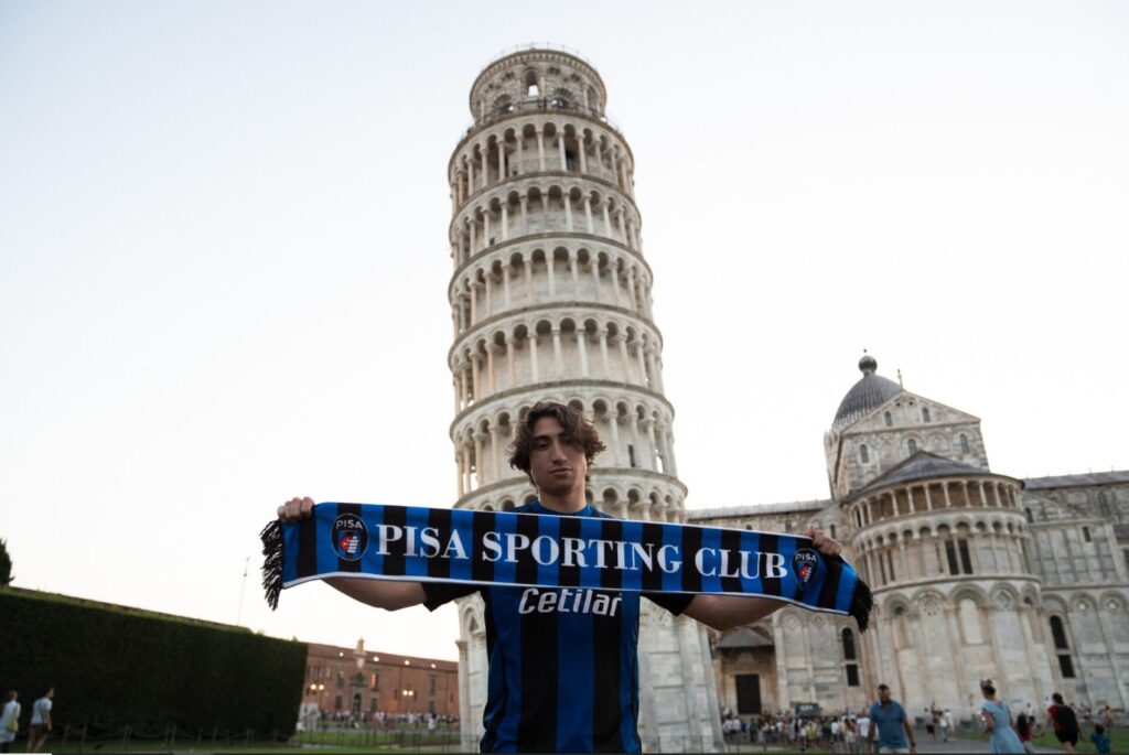 Alexander Lind med et Pisa-tørklæde foran det skæve tårn i Pisa.