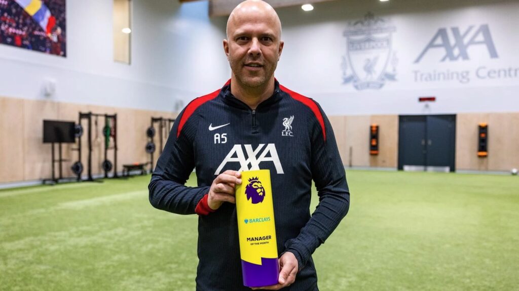 Arne slot fra Liverpool med trofæet som månedens manager i Premier League november 2024.