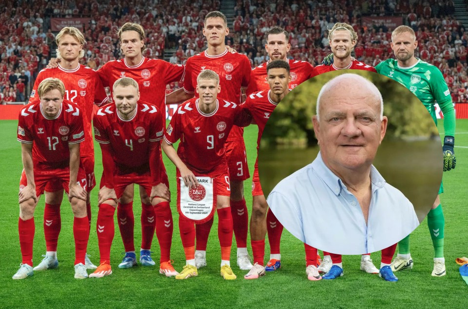 Det danske landshold forud for Nations League-kampen mod Schweiz. Flemming Toft inkorporeret i billedet.