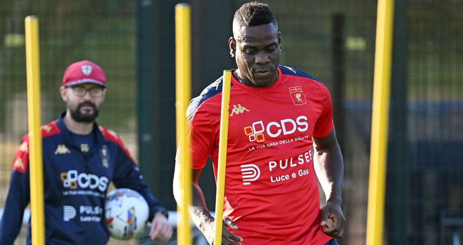 Mario Balotelli under træning i Genoa.