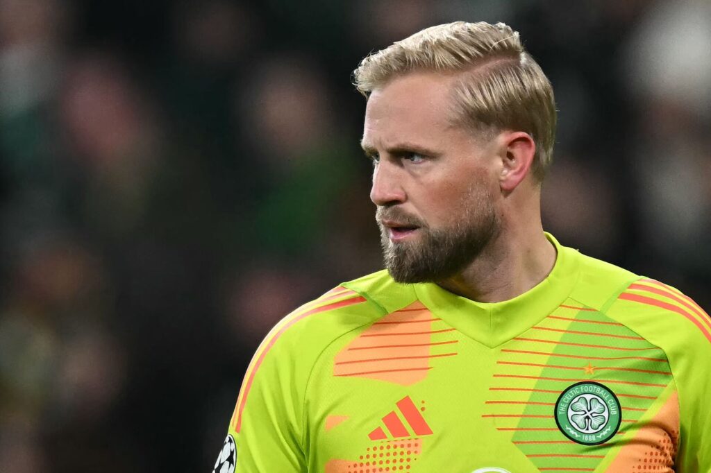 Kasper Schmeichel kigger til siden.