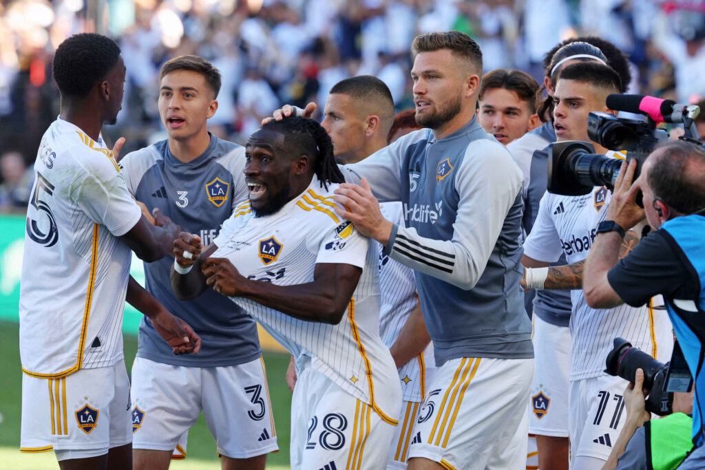 Los Angeles Galaxy-spillerne fejrer en scoring.