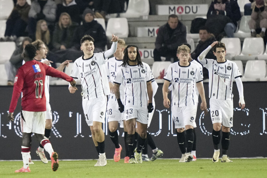 FCM-spillerne fejrer en scoring.