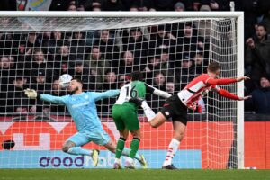 Luuk de Jong header på kas'.