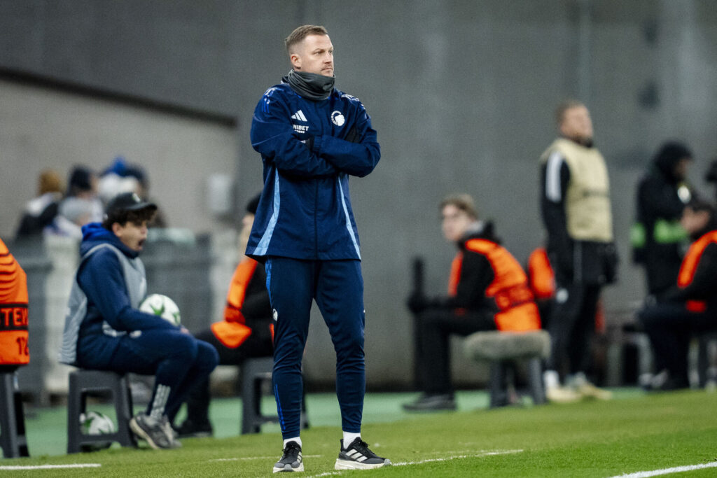 FCK-cheftræner Jacob Neestrup på sidelinjen.