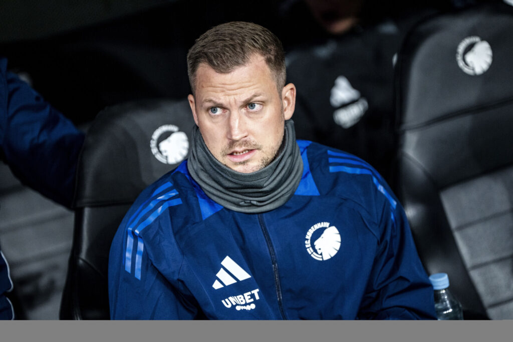 Jacob Neestrup sidder i sit trænersæde for F.C. København.