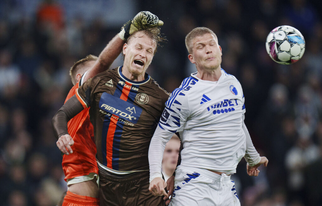 Andreas Cornelius i duel i kampen mod Lyngby